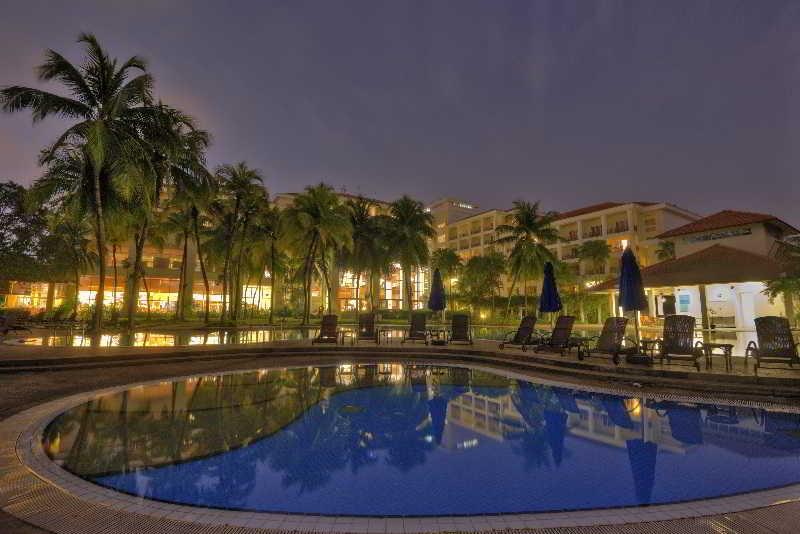 Bangi Resort Hotel Bandar Baru Bangi Zewnętrze zdjęcie The swimming pool at the resort