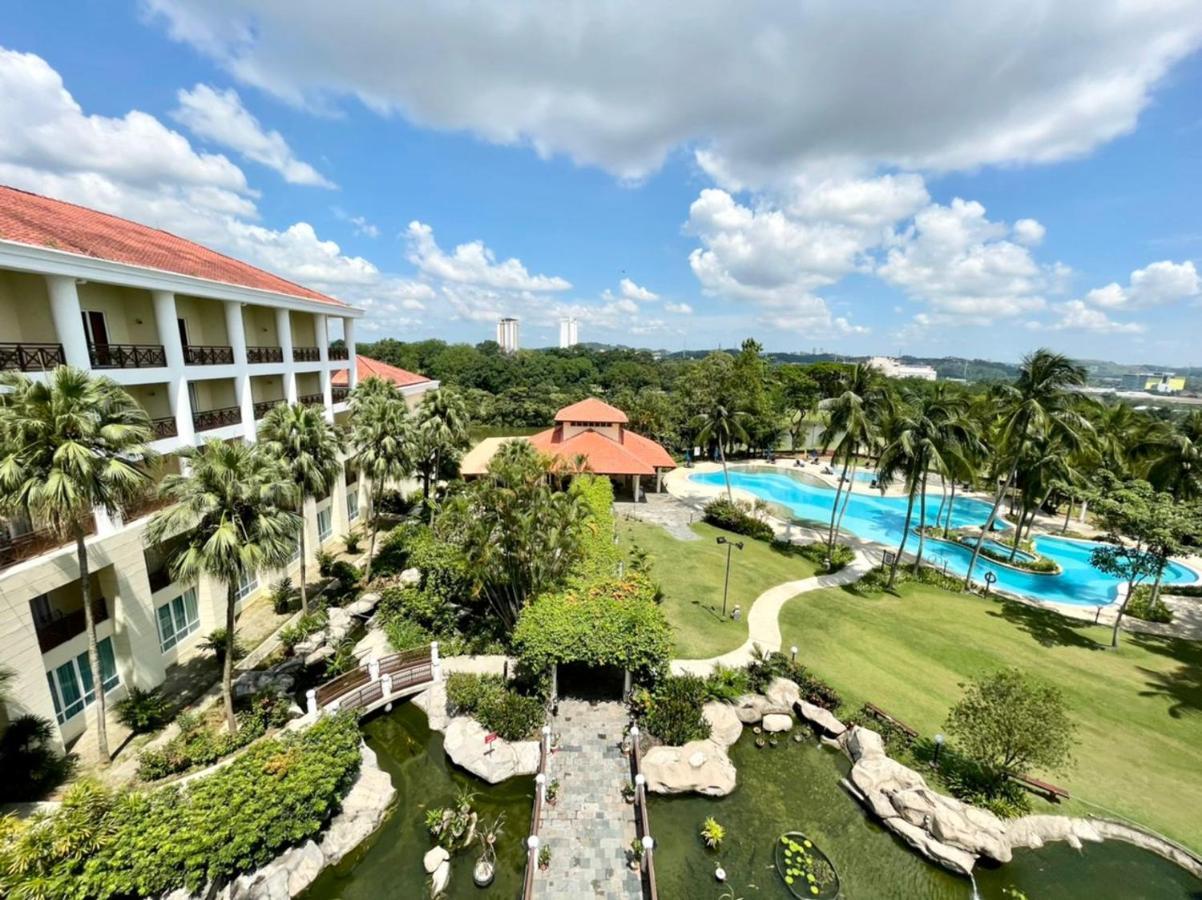 Bangi Resort Hotel Bandar Baru Bangi Zewnętrze zdjęcie The swimming pool at the resort